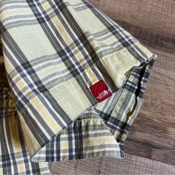 North Face Mens Plaid Short Sleeve Button Down Shirt Size Large Yellow Gray - Picture 2 of 5